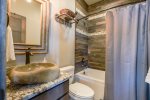 Alta Vista Cabin -Full bathroom with shower/tub combo